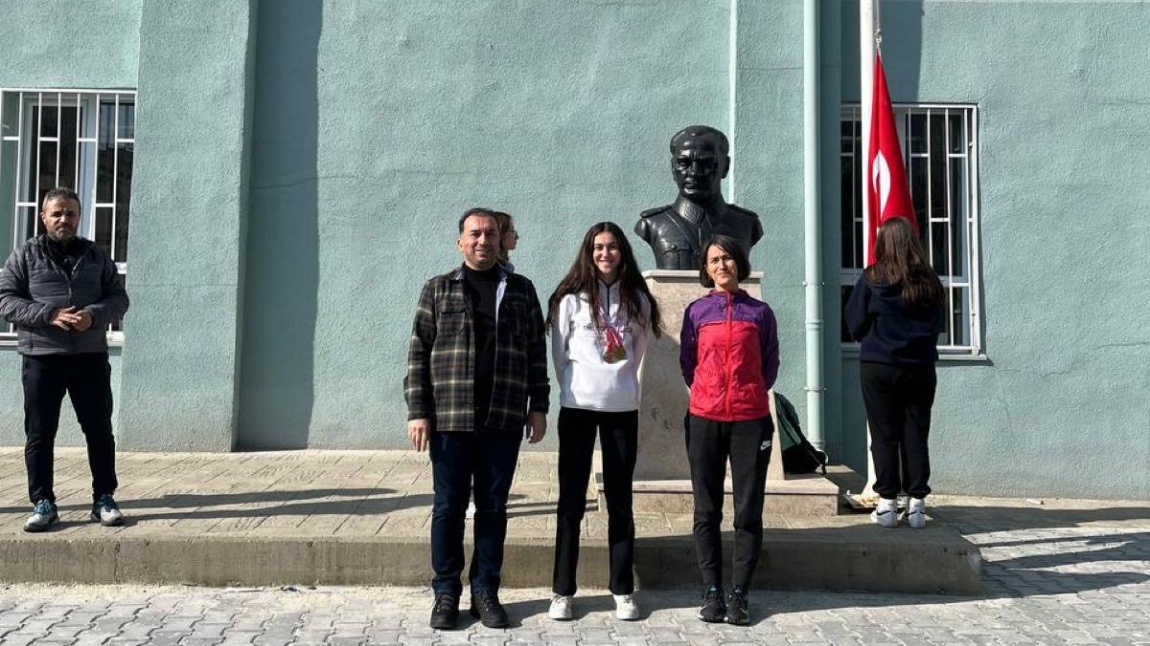 Çorlu General Basri Saran stadında düzenlenen puanlı atletizm yarışmasında 100m 1.'lik ve 200 m 1.'lik kazanan 10/A sınıfından Ege Öztürk'ü tebrik ederiz.